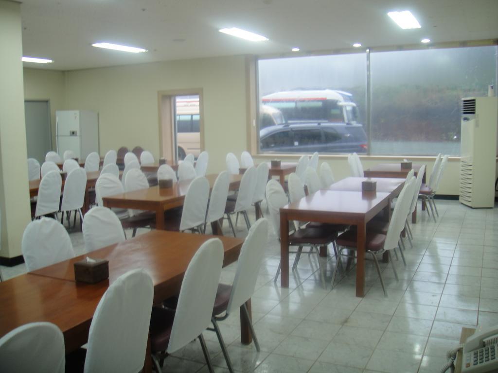 Geomunoreum Hostel Jeju Bagian luar foto