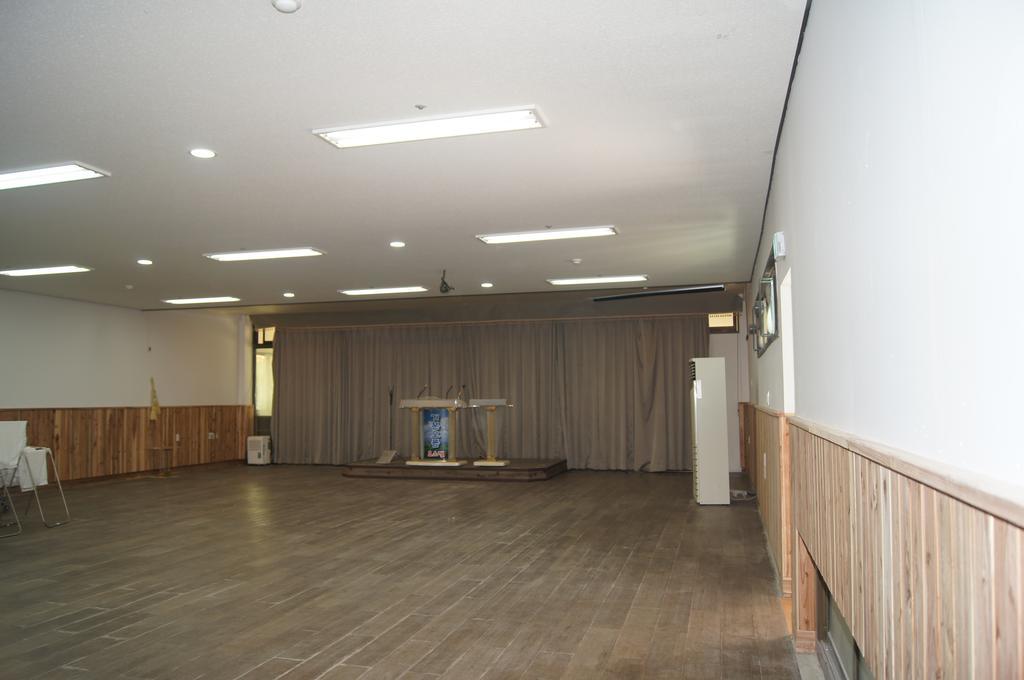 Geomunoreum Hostel Jeju Bagian luar foto